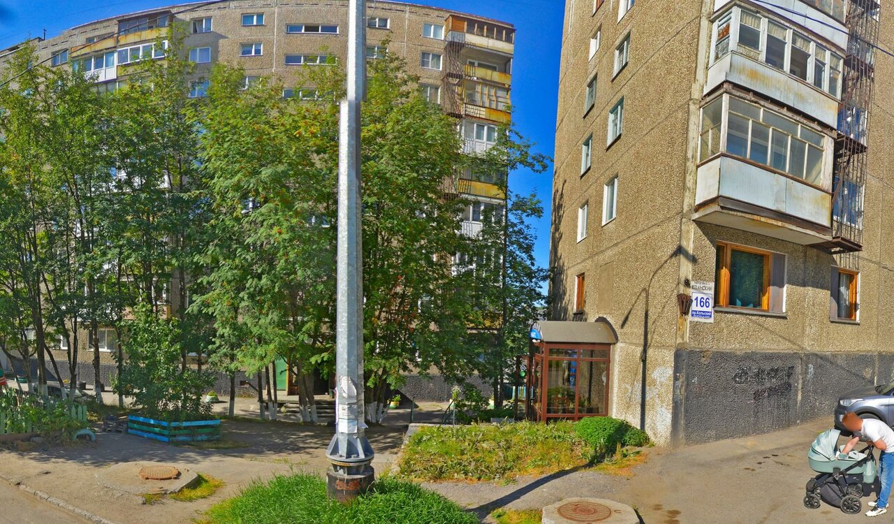 Двор на Кольском проспекте рядом с домом 166 — ориентир для поиска мастерской